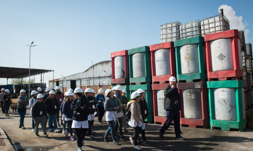 Chicos y chicas de la escuela secundaria nº13 visitaron la planta de Enrique Carbó Chicos y chicas de la escuela secundaria nº13 visitaron la planta de Enrique Carbó